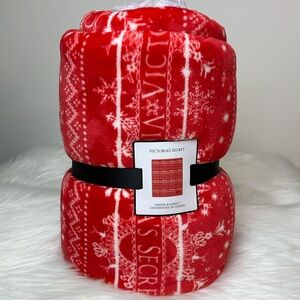 NWT Victoria’s Secret Sherpa Plush Fleece Blanket Red & White 50” x 60”